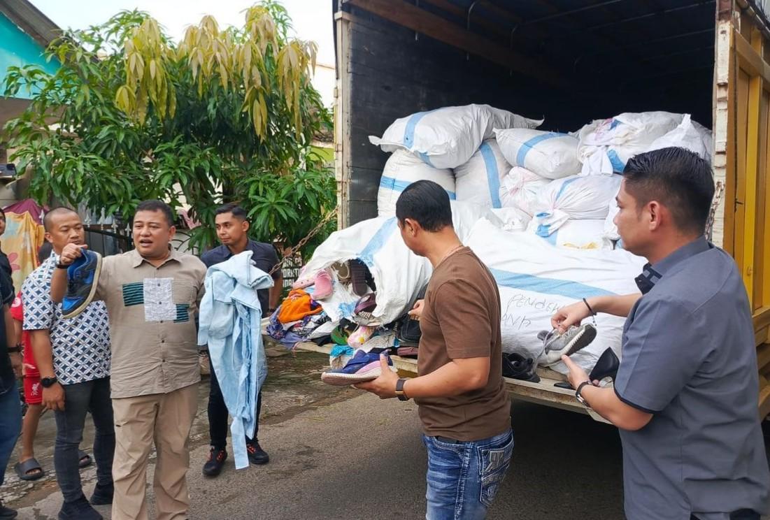 <b>Ditreskrimsus Polda Riau Gerebek Gudang Balpres di Daerah Batam Kepulauan Riau</b>