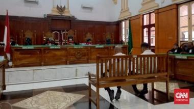 bayah-dan-anak-dituntut-3-tahun-penjara-dalam-kasus-korupsi-jalan-sumutb