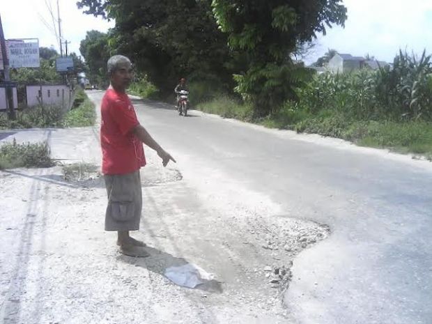 Belum Lama Diperbaiki, Jalan Kapausari di Tenayanraya Pekanbaru Sudah Dihiasi Banyak Lubang