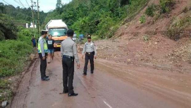 Longsor di Perbatasan Riau-Sumbar, Polisi Buka Tutup Jalan
