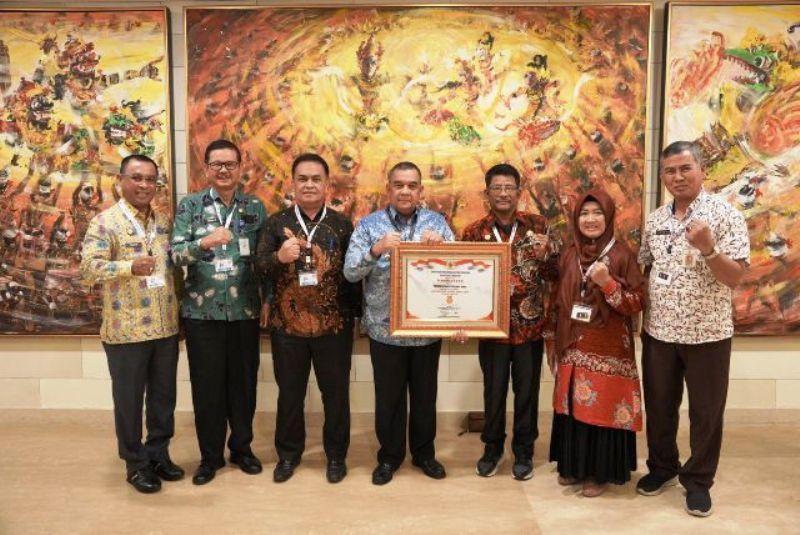 Sukses Tingkatkan SAKIP Menjadi Sangat Baik, Pemprov Riau Terima Penghargaan dari Menpan-RB