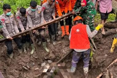 bpasangan-suami-istri-korban-hilang-galodo-malalak-sumbar-ditemukan-tengah-berpelukanb