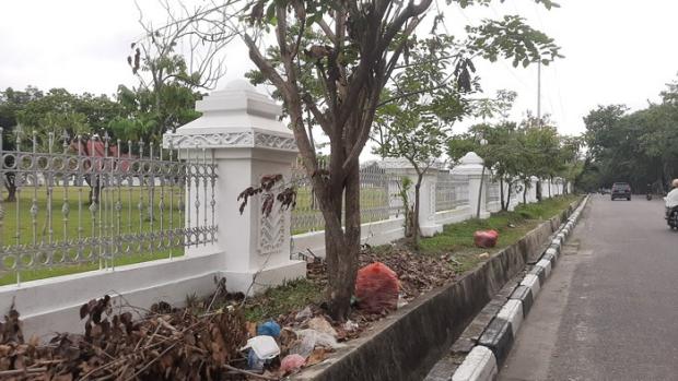 Tak Hanya Permukiman, Tumpukan Sampah Kini Berserakan di Dekat Rumah Dinas Gubernur Riau