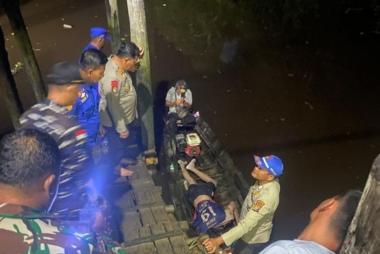 bkru-kapal-tongkang-berwarga-negara-malaysia-yang-tenggelam-di-kawasan-pelabuhan-kabupaten-siak