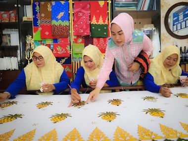 bsosok-di-balik-keindahan-batik-mandau-kisah-dewi-asdinar-geliatkan-ekonomi-dan-lahirkan-ikon