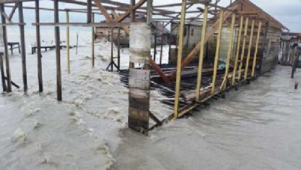 Angin Kencang dan Gelombang Tinggi Melanda Kuala Selat Inhil, 1 Rumah Jatuh ke Laut, Penduduk Diungsikan