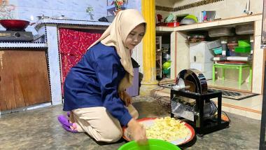 bperempuan-perajin-keripik-tempe-di-bintan-menjadi-bukti-nyata-dampak-program-csr-brk-syariah-bagi