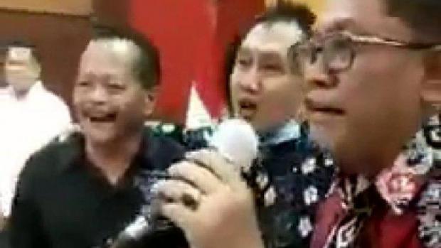 Tak Bermasker, Wali Kota Blitar Gelar Syukuran dengan Bernyanyi Sambil Bagi-Bagi Uang di Tengah Kerumunan