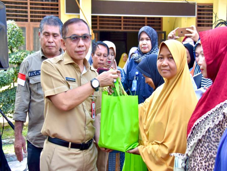 Asisten III Setda Kampar bersama Pemprov Riau <i>Launching</i> Gerakan Pangan Murah di Desa Karya Indah.