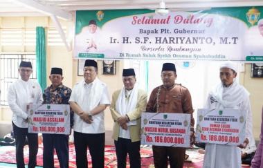 bkunjungi-rumah-suluk-di-rokan-hilir-plt-gubernur-riau-bawa-bantuan-dan-santunan-ratusan-jutab