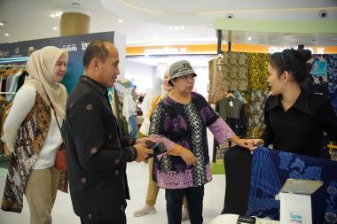 brumah-tenun-arios-tampilkan-wastra-khas-kepri-di-kurma-2026-nasabah-brk-syariah-ini-dorong-umkm