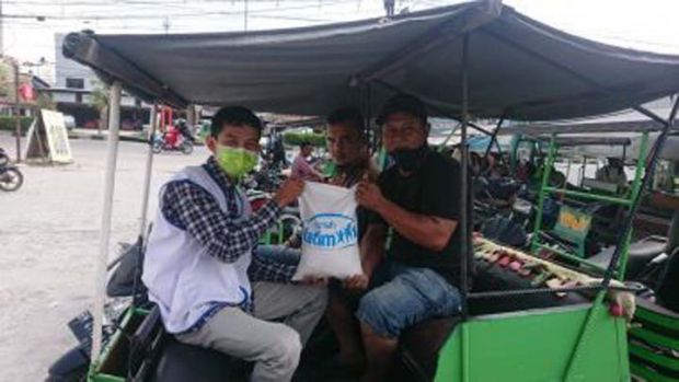 Penghasilan Merosot, Rumah Yatim Berikan Bantuan untuk Pengemudi Becak Motor di Pekanbaru