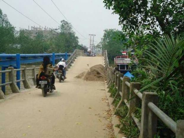 Gawat, Kondisi Tiga Jembatan di Kecamatan Batang Tuaka Inhil Sudah Melengkung dan Terancam Ambruk