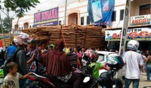 Rem Blong, Truk Tronton Berisi Kayu Balak Tabrak Ruko di Pangkalankerinci