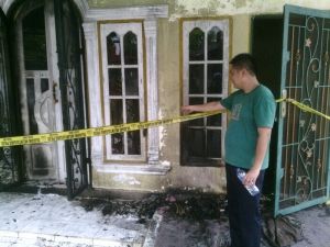 Rumah Teller BTN Pekanbaru Ludes Dilahap Api, Diduga Dilempar Bom Molotov