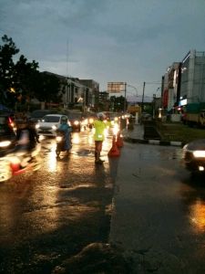 Jalanan Tergenang karena Anak Sungai di Jalan Riau Meluap, Polresta Pekanbaru Berlakukan Buka Tutup Jalur