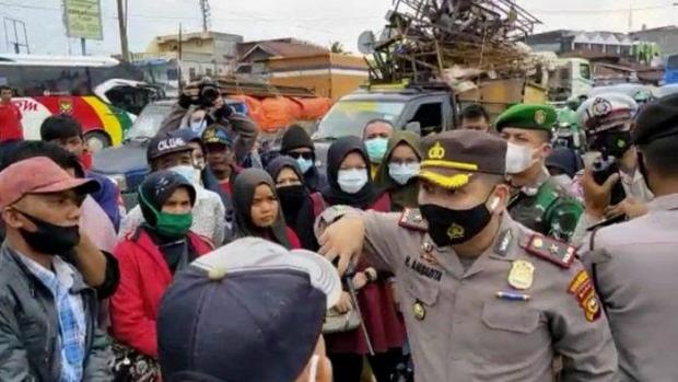 Hiraukan Sopir dan Penumpang yang Memohon, Bus NPM dari Medan Tujuan Padang Diminta Putar Balik di Pos Penyekatan di Pekanbaru