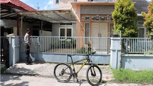 Personel Polisi di Pekanbaru Patroli dengan Sepeda Pantau Rumah Kosong yang Ditinggal Mudik