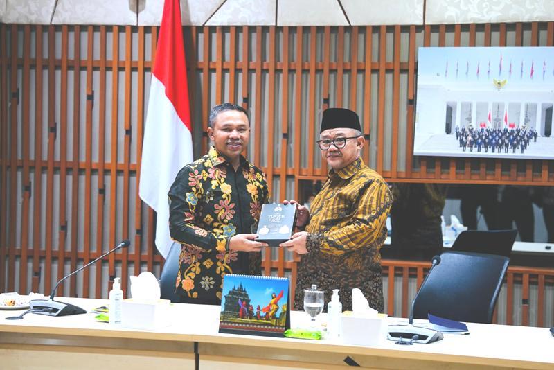 <b>Bertemu Mendikdasmen RI, Gubernur Abdul Wahid Minta Dukungan Revitalisasi Sekolah di Riau</b>