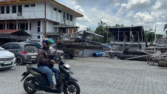 <b>Tiang Reklame dan Baliho Ilegal Ukuran Besar di Jalan Sudirman Pekanbaru Tuntas Dibongkar</b>