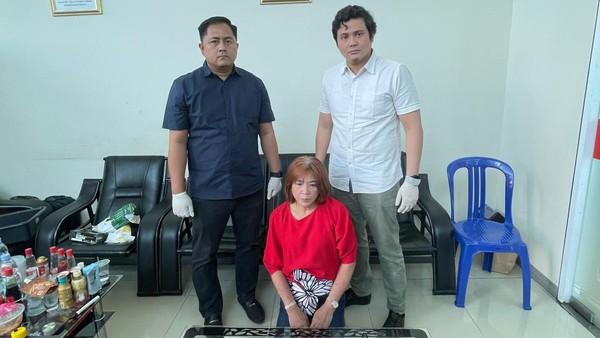 <b>Pernah Lolos Bawa Barang Haram, Lansia WN Malaysia Kedapatan Sembunyikan 694 Butir Ekstasi di Bra & Celana Dalam</b>