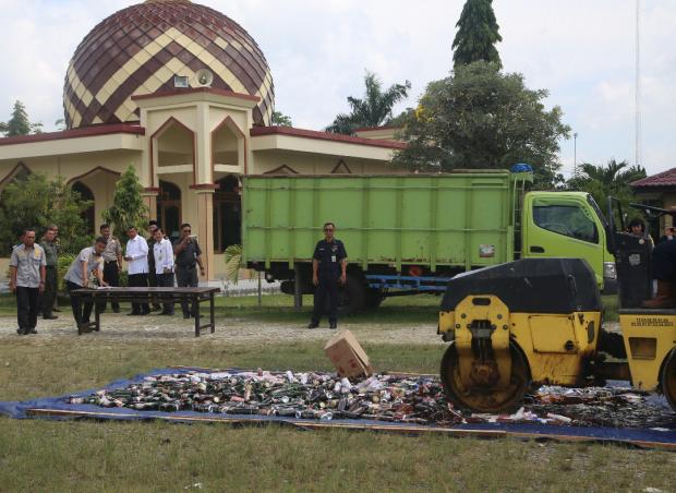 Usai Rapat Eksternal Ops Ramadniya 2017, Polres Siak Langsung ”Giling” 600 Botol Miras