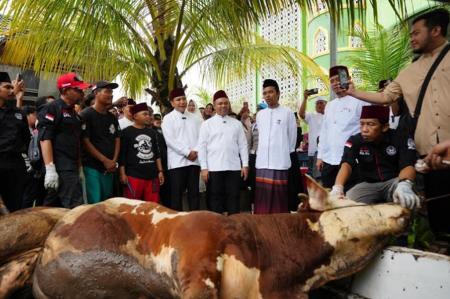 <b>Ulama Karismatik Ustaz Abdul Somad Dapat Kiriman Sapi Kurban dari Presiden Prabowo</b>