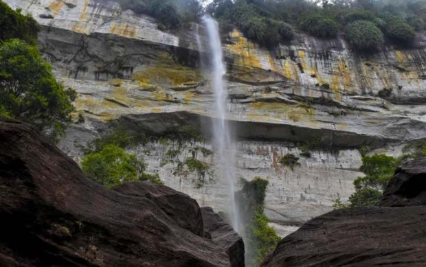 Menikmati Percikan Air Terjun Batang Kapas yang Diklaim Tertinggi di Pulau Sumatera