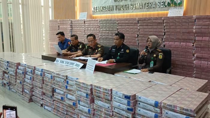 <b>Kejaksaan Pamerkan Tumpukan Uang Rp506 Miliar Sitaan Kasus Dugaan Korupsi Kredit Bank Plat Merah</b>