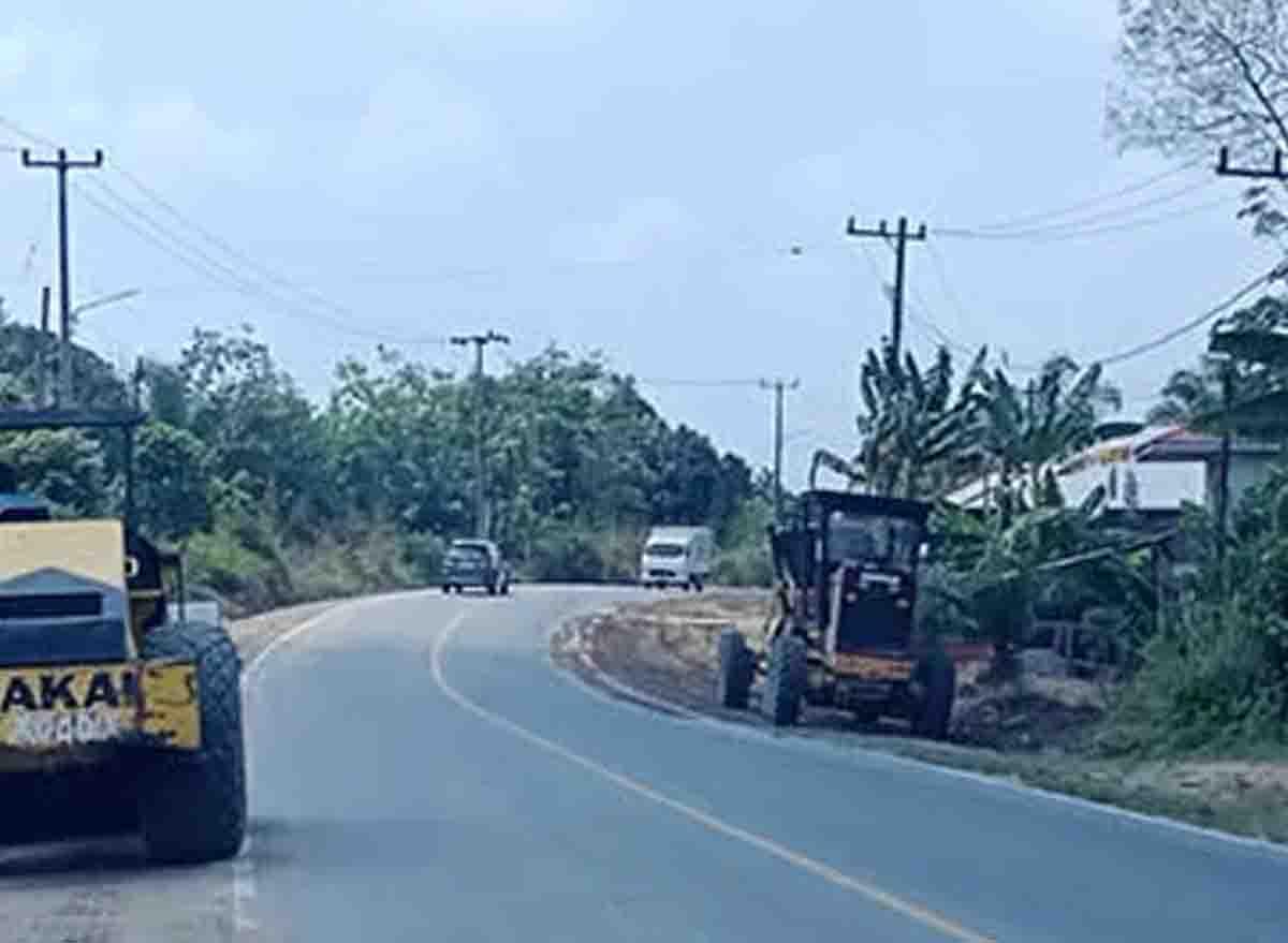 <b>Akan Dilalui Wakil Presiden Gibran, Perbaikan Jalan Pekanbaru – Telukkuantan Ditargetkan Tuntas 3 Hari Sebelum Pacu Jalur</b>