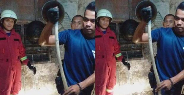 Seekor Ular Kobra Panjang 1 Meter Masuk ke Rumah Warga Simpangtiga Pekanbaru