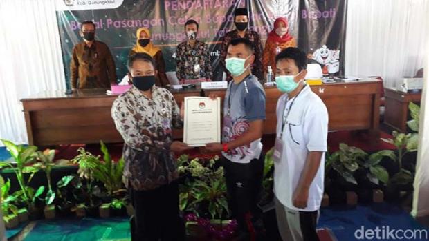 Cuma Pakai Kaus dan Celana <i>Training</i>, Bacalon Bupati Golkar & PKB Ini Berlari dari Rumahnya Menuju KPU Daftar Pilkada