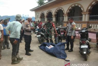 bdechania-samura-warga-pekanbaru-riau-ditemukan-mengapung-di-tepi-danau-maninjaub
