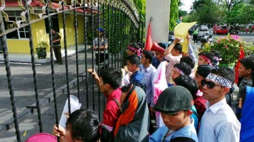 Tuntut Bupati Achmad Diadili, Mahasiswa Rokan Hulu di Pekanbaru Geruduk Kejati dan Mapolda Riau