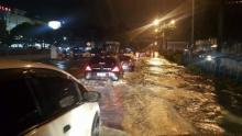 diguyur-hujan-satu-jam-sejumlah-jalan-utama-kota-pekanbaru-terendam-banjir