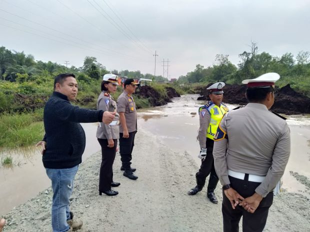Jalan Ambles, Jalan ke Arah Pelabuhan Tanjungbuton Siak Dialihkan Lewat Sungaiapit