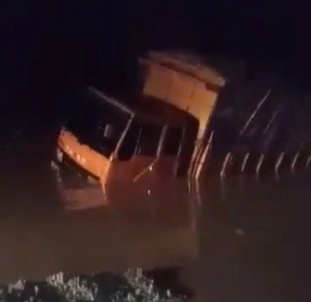 Jalan Menuju Pelabuhan Buton Siak Ambles, Truk Pengangkut Cangkang Sawit yang Sedang Mogok Tertimbun
