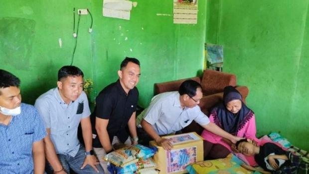 18 Tahun Derita Lumpuh, Rahmadani Dikunjungi Perwira Polisi dari Intelkam Polda Riau