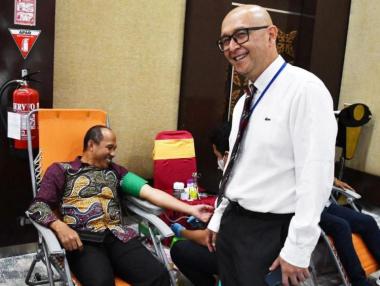wujud-kepedulian-terhadap-sesama-pegawai-brk-syariah-aktif-ikuti-kegiatan-donor-darah