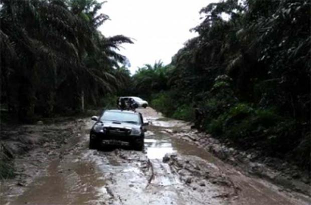 Jalan Provinsi di Desa Sinamanenek Kampar Rusak Parah, Anggota DPRD Dapil V dan VI Cuek