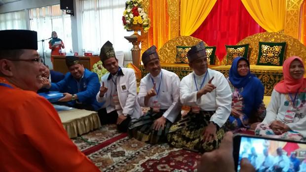 Kenakan Baju Melayu Teluk <i>Belango</i>, Syamsuar-Edy Natar Nasution Mendaftar ke KPU Riau