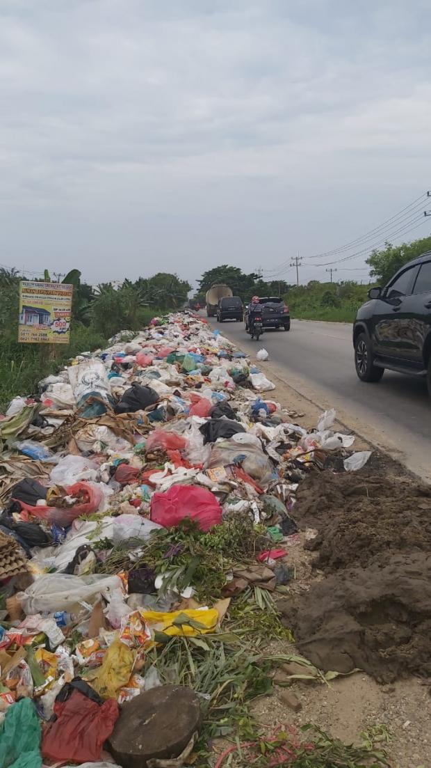 Jorok! Sampah Bertumpuk di Jalan Siak II Pekanbaru dan Belakang Eks SPN Polda Riau