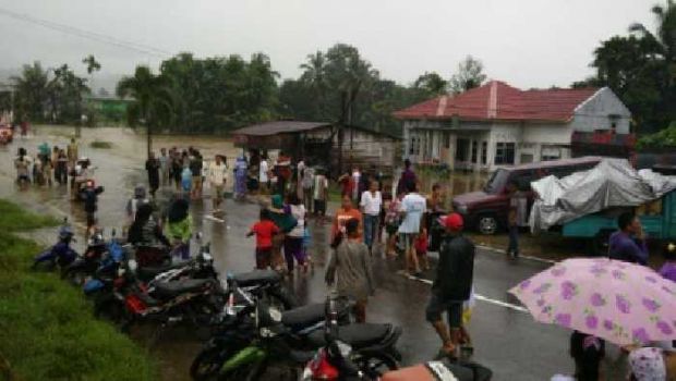 Jalan Sumbar-Riau Terendam Banjir, Ribuan Kendaraan Terjebak di Pangkalan