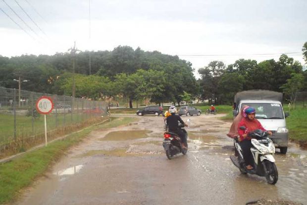 Banyak Pengendara Terjatuh Melintasi Jalan Rusak di Samping Kompleks Perumahan PT RAPP