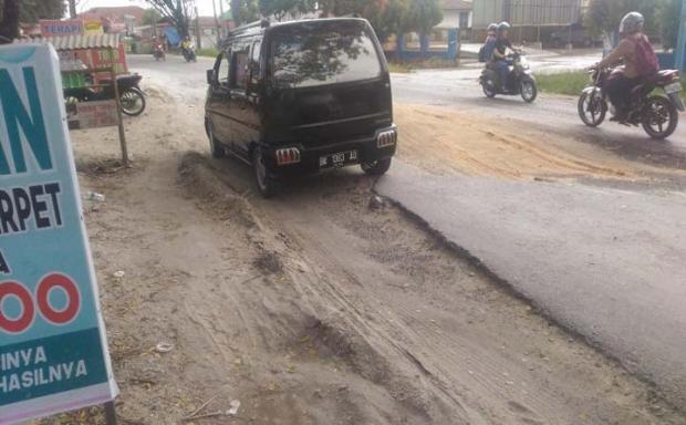 Warga Mengeluh lantaran Jalan Rusak Dibiarkan, Hampir Tiap Malam Ada Kecelakaan di Jalan Garuda Sakti Pekanbaru