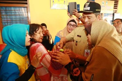 Wakil Wali Kota Ayat Cahyadi Teteskan Vaksin Polio Tandai Pencanangan PIN Polio di Pekanbaru