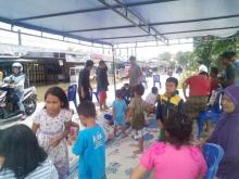 bantuan-pemerintah-tak-kunjung-datang-warga-korban-banjir-pekanbaru-bangun-tenda-dari-dana-sendiri