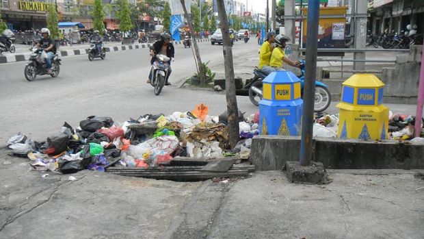 Pekerja MIG Masih Mogok, Sampah Bertumpuk-tumpuk di Pinggir Jalan Pekanbaru