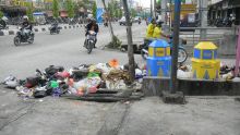 pekerja-mig-masih-mogok-sampah-bertumpuktumpuk-di-pinggir-jalan-pekanbaru