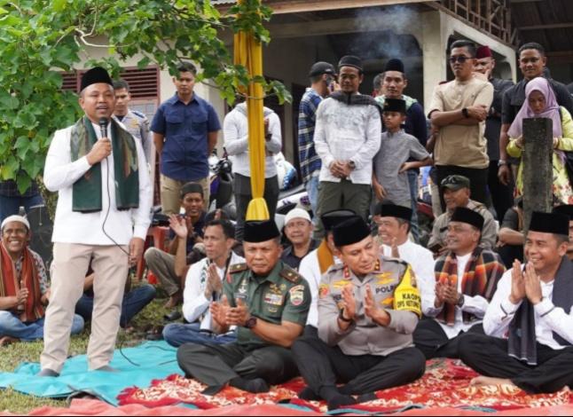 <b>Gubri Bersama Kapolda dan Danrem Hadiri Tradisi Makan Bajambau di Kabupaten Kampar</b>